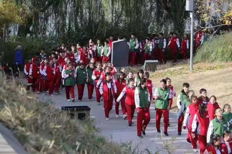 10月28日，2018（第五届）北京徒友嘉年华暨通州区徒步大会在大运河畔开走。图为徒步大会现场。千龙网发（主办方供图）