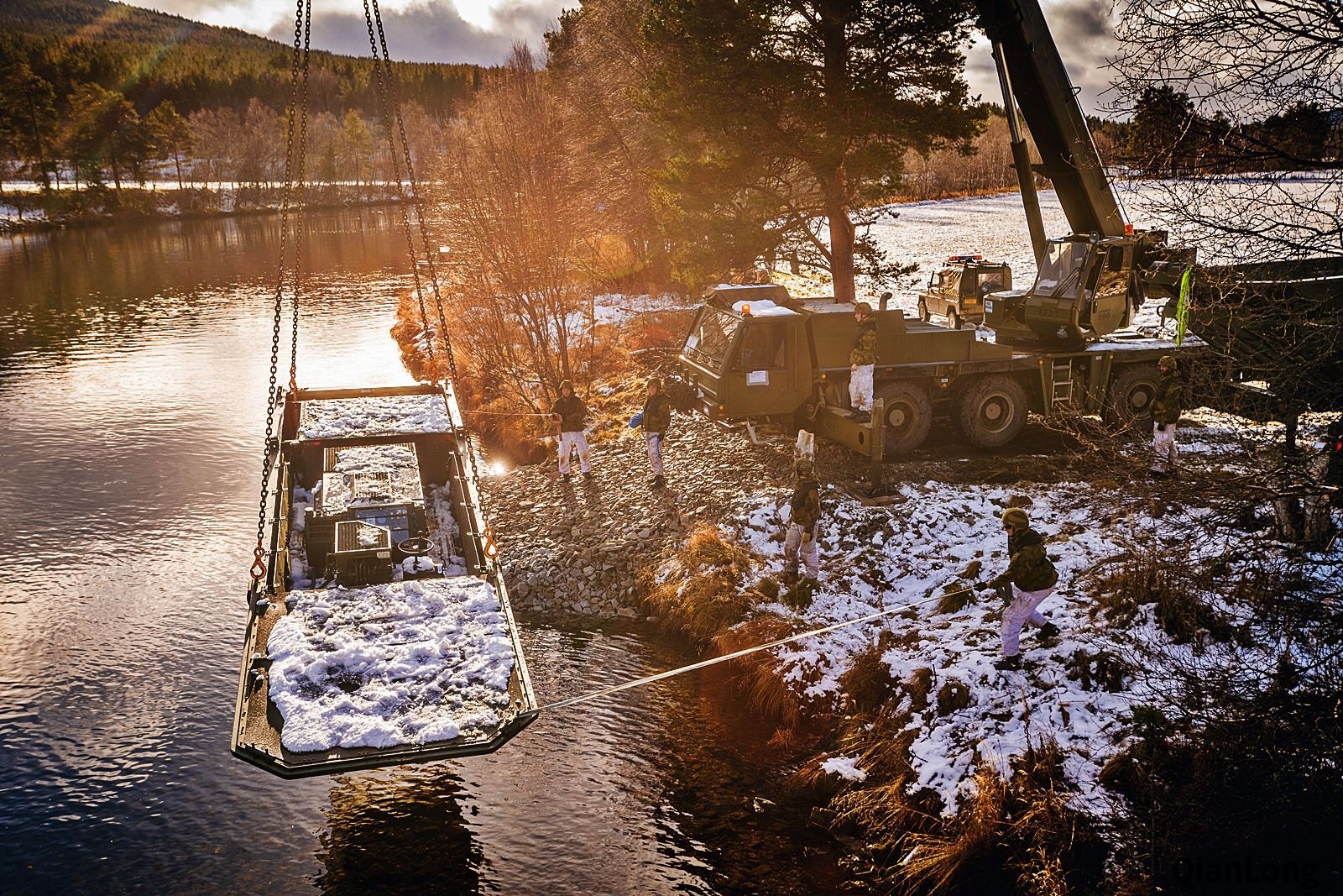 14.正在吊装浮桥的挪威陆军工兵部队。