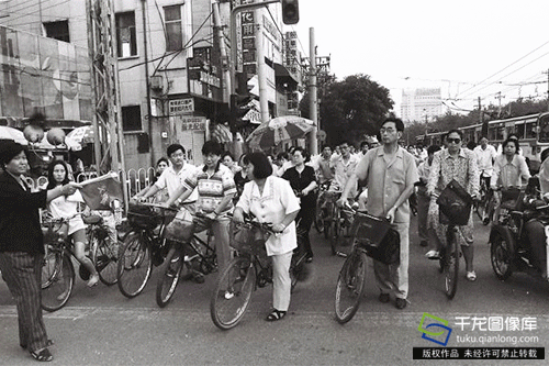 崇文门内大街今昔对比图：黑白照片拍摄于20世纪90年代（网友陈晓根供图），彩色照片拍摄于2018年5月28日（动图来源：tuku.qianlong.com ）。千龙网记者 陈健男摄 梁泽瑛制图