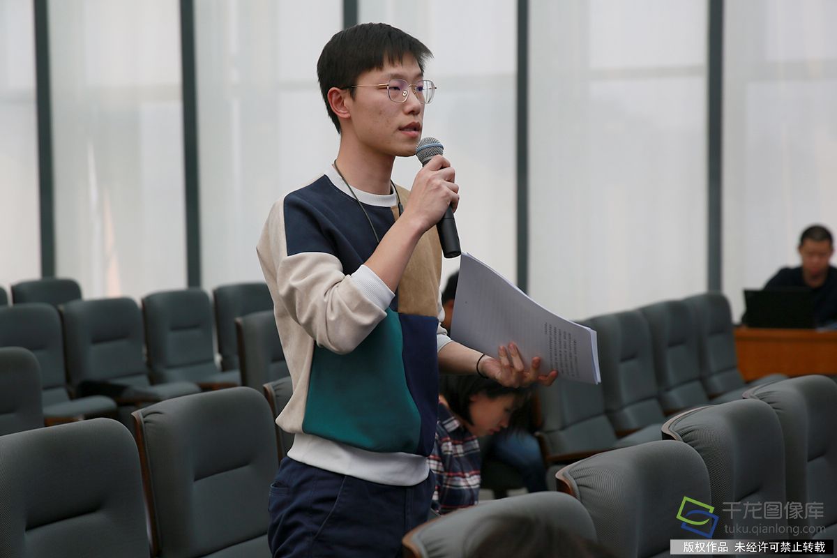 新华社记者提问。