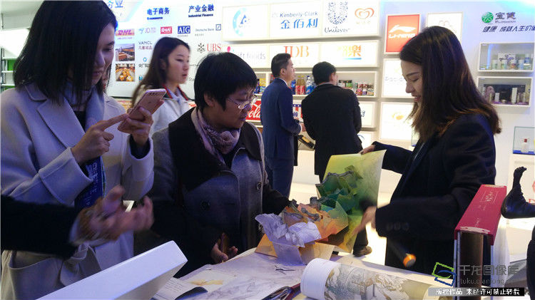11月9日，“中投论坛2018北京推介会”中外企业代表走访调研北京市大兴区高精尖相关企业及产业发展情况。图为北京经济技术开发区综合展厅，“云映像”华联文创中心自主设计的“立体”书籍引起了企业家们的兴趣。千龙网记者 郑雪摄