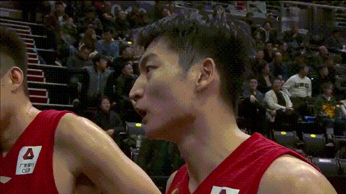 动图五：柴长易投中制胜三分后拿起凉白开一饮而尽
