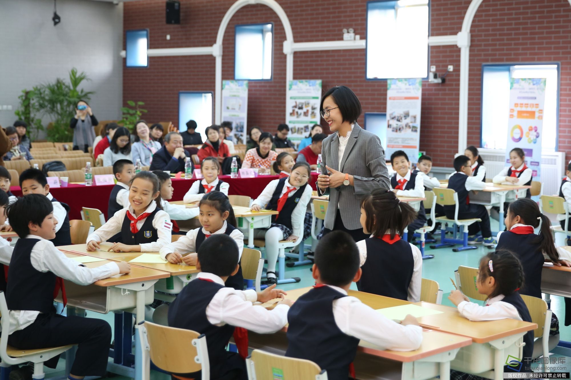 课上教师与孩子们互动交流
