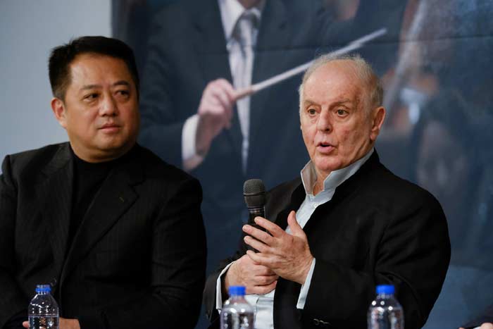 在精彩音乐会上演的同时，国家大剧院还以举办公开排练、进行音乐会网络直播等形式向公众展现大师与乐团的艺术魅力。国家大剧院音乐艺术总监吕嘉介绍说：“1月18日，公开排练将在音乐厅举行，来自海淀金帆交响乐团的学生和家长，将通过观摩大师与乐团的排练现场，近距离感受一场高质量音乐会背后音乐家们严谨排练的全过程。与此同时，国家大剧院古典音乐频道、腾讯网将对三场音乐会进行同步直播，通过网络信号将当晚音乐会盛况传递到千家万户。”