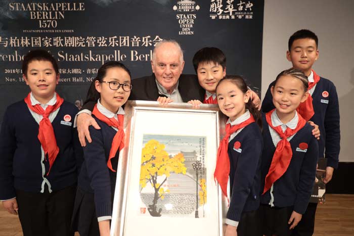 11月18至20日，国家大剧院“醇·萃古典”系列音乐会将迎来由指挥大师丹尼尔·巴伦博伊姆执棒的柏林国家歌剧院管弦乐团，这将是在古典乐坛享有盛誉的巴伦博伊姆大师在国家大剧院的首度亮相。11月16日，巴伦博伊姆大师与国家大剧院音乐艺术总监吕嘉、柏林国家歌剧院总监马提亚斯·舒尔茨共同出席新闻发布会，向新闻媒体介绍了此次大师与乐团北京之行的详尽安排。
