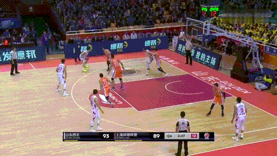 动图3：莫泰尤纳斯篮下暴扣