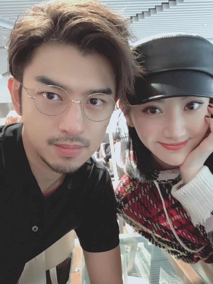 景甜陈柏霖头靠头自拍 或嘟嘴或比耶搞怪可爱