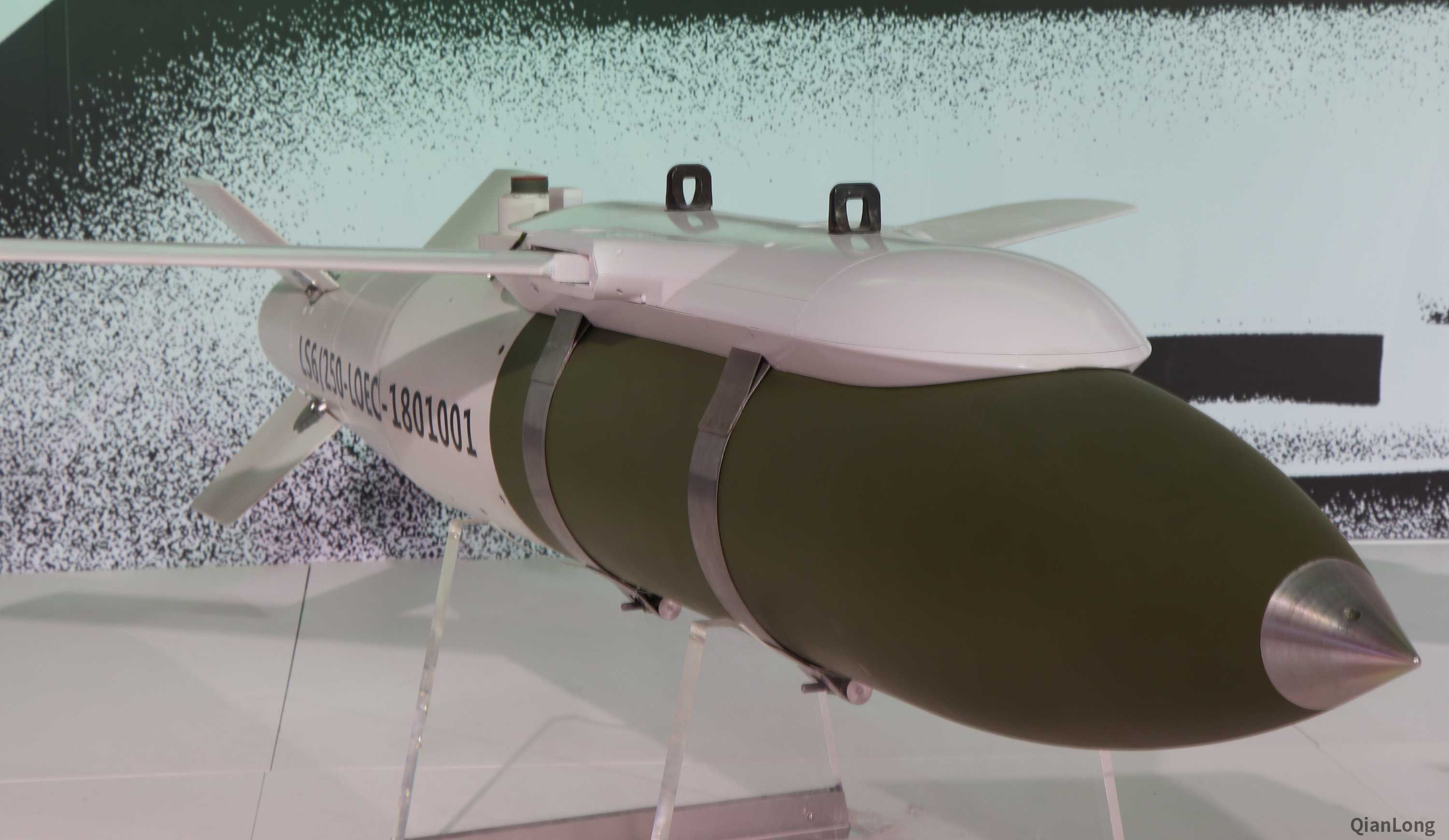 32.中国航空工业集团展区展出的ls-6/250制导滑翔炸弹的比例模型.