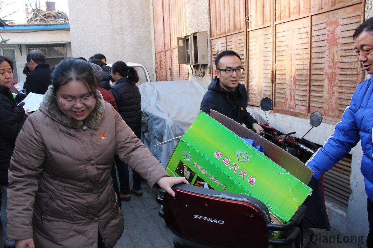 近期,西城区玉桃园社区党委开展了“防患于未然安全守护行动”党组织服务群众项目,为社区群众发放安全知识宣传折页及灭火毯,同时与居民签订《居家安全卫士志愿服务签约书》,引导社区居民争当“居家安全卫士”,邻里守望共建安全社区。图为在职党员到社区领取本单元门灭火毯、宣传页和责任书。1