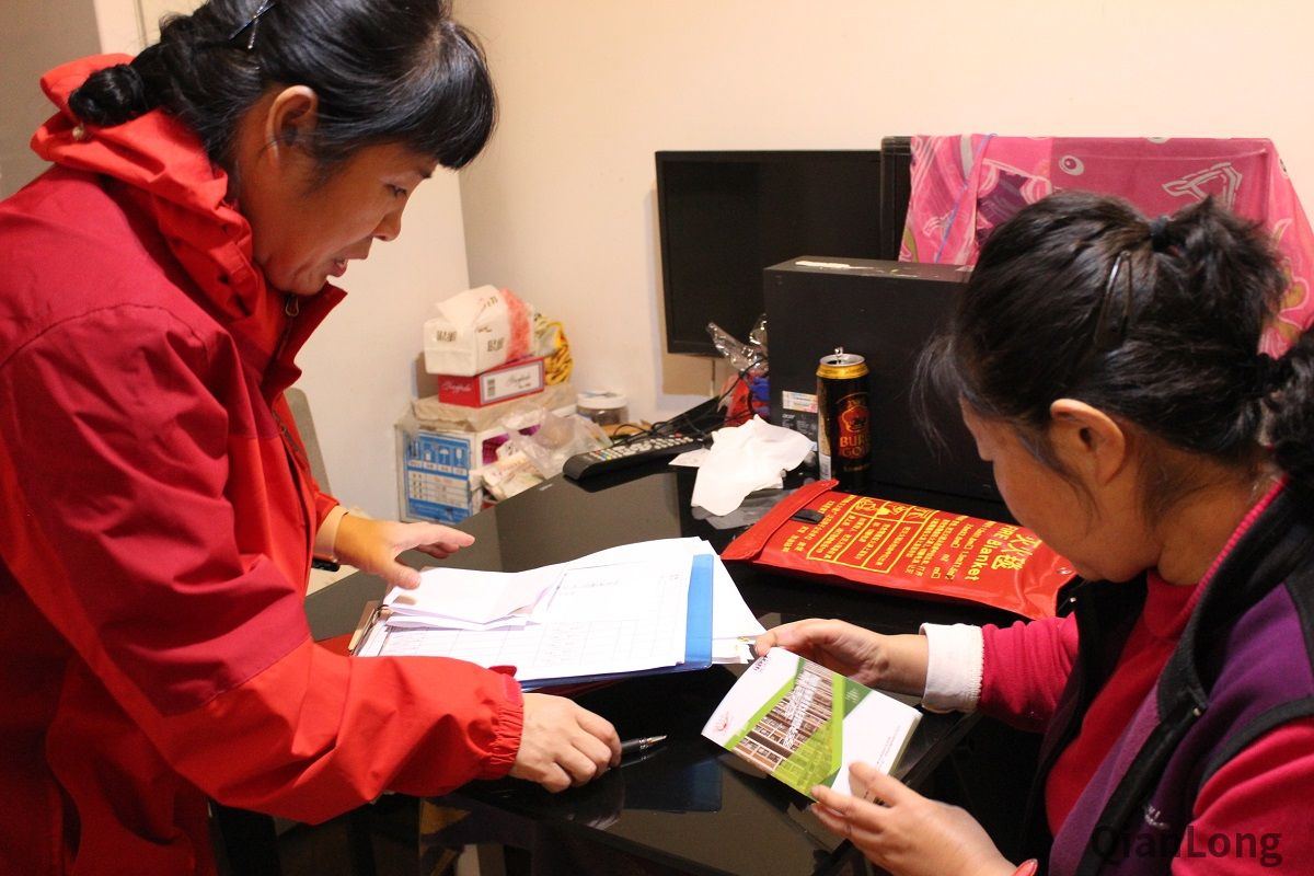近期,西城区玉桃园社区党委开展了“防患于未然安全守护行动”党组织服务群众项目,为社区群众发放安全知识宣传折页及灭火毯,同时与居民签订《居家安全卫士志愿服务签约书》,引导社区居民争当“居家安全卫士”,邻里守望共建安全社区。在职党员入户发放灭火毯、宣传页,签订责任书。