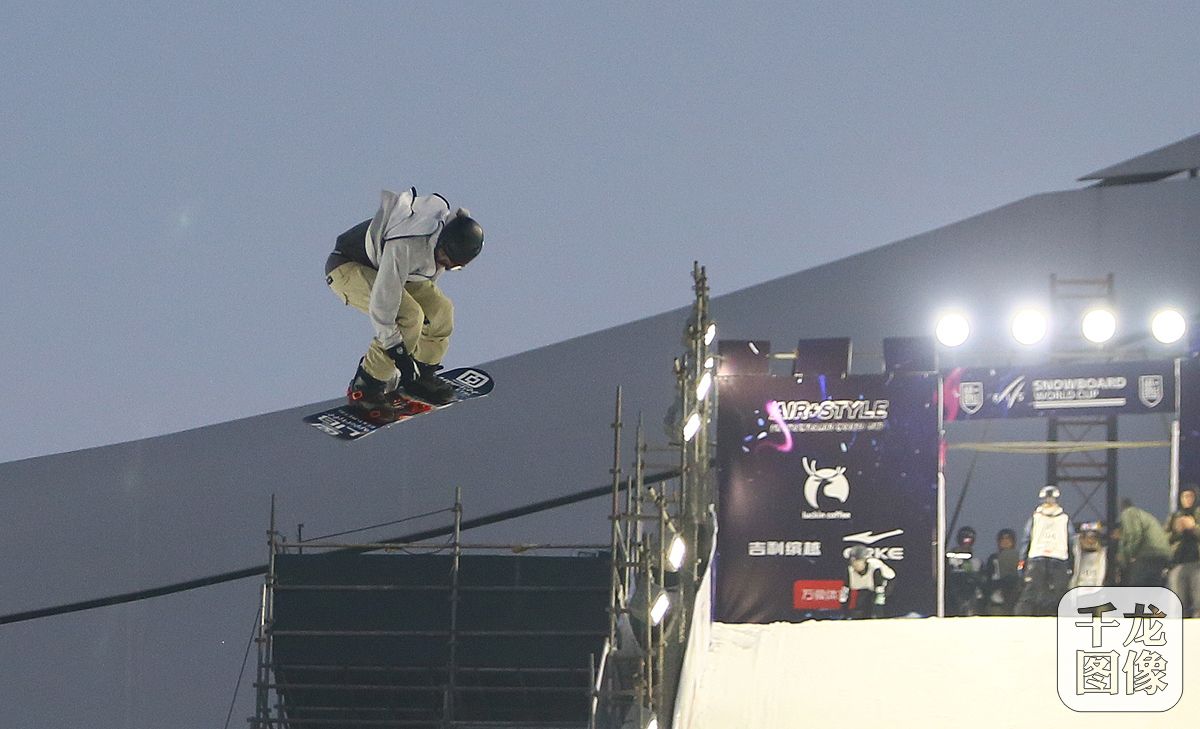    2018沸雪北京国际雪联单板滑雪大跳台世界杯11月24日在鸟巢落下帷幕，经过两日的激烈比拼，最终，来自瑞典的黑马选手斯文•索格伦和奥地利名将安娜•加塞尔分别获得男子、女子组冠军。（千龙网记者 戚连民摄）