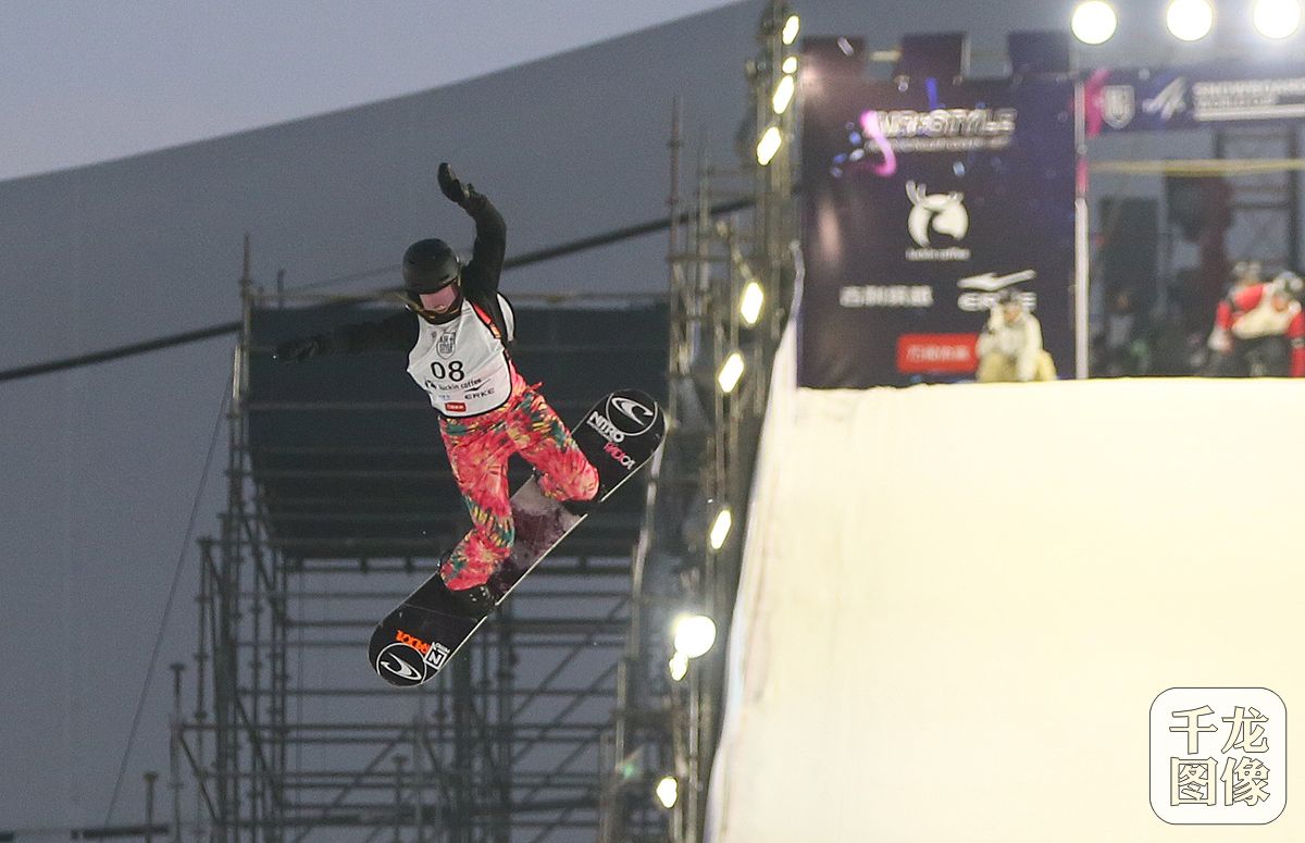    2018沸雪北京国际雪联单板滑雪大跳台世界杯11月24日在鸟巢落下帷幕，经过两日的激烈比拼，最终，来自瑞典的黑马选手斯文•索格伦和奥地利名将安娜•加塞尔分别获得男子、女子组冠军。（千龙网记者 戚连民摄）