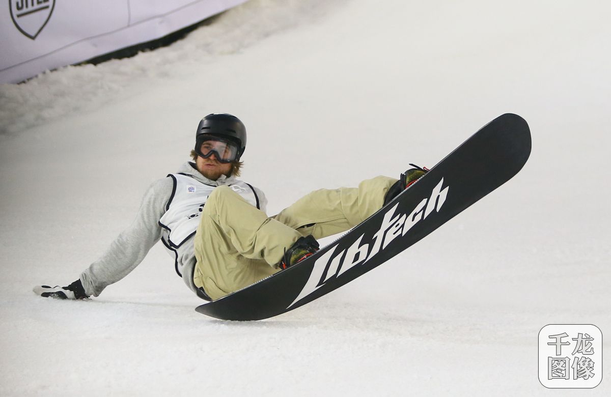    2018沸雪北京国际雪联单板滑雪大跳台世界杯11月24日在鸟巢落下帷幕，经过两日的激烈比拼，最终，来自瑞典的黑马选手斯文•索格伦和奥地利名将安娜•加塞尔分别获得男子、女子组冠军。（千龙网记者 戚连民摄）