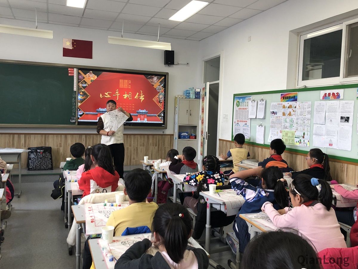 111月28日下午，东城区非遗“心手相传”系列活动走进北京市培新小学，“风筝”、“秸秆扎刻”、“毛猴”、“宫灯”、“堂前燕”毽子、“绒鸟（绒花）”、“面人”七项东城区非物质文化遗产项目同时展开，非遗传承人们为同学们带来了既生动有趣又意义非凡的非遗体验课。