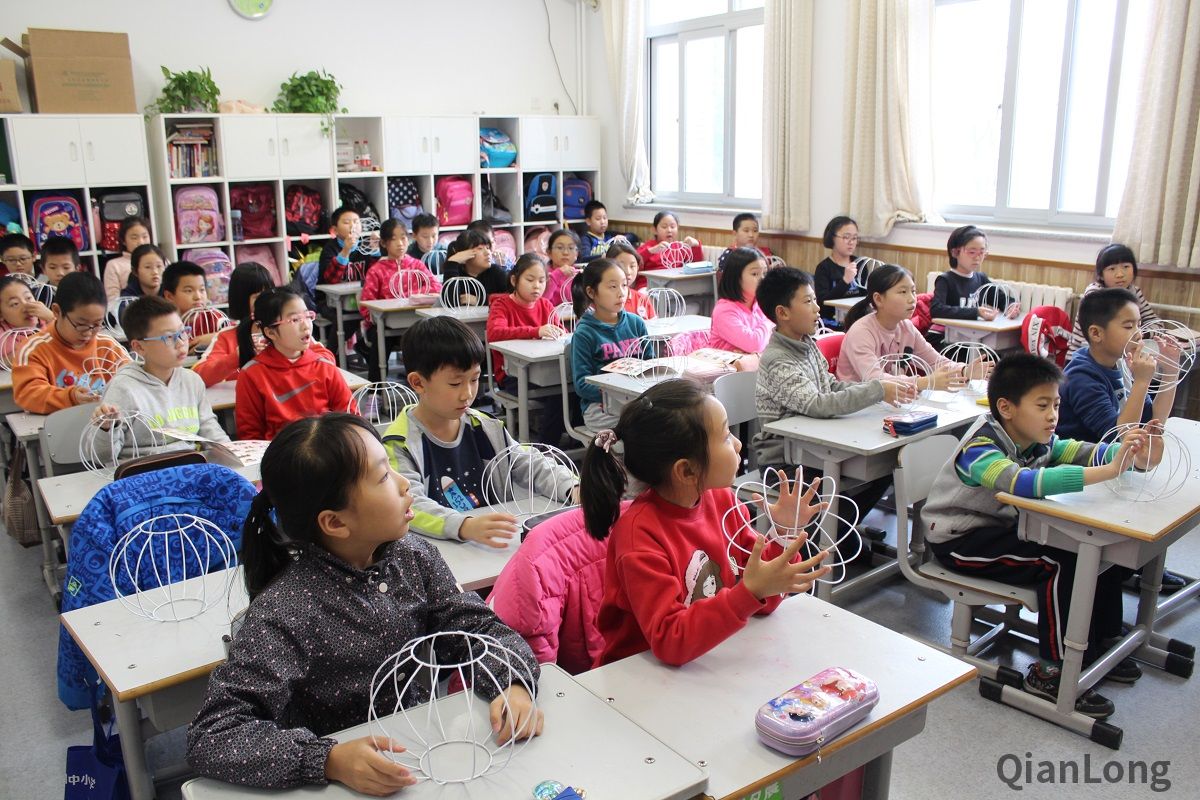 211月28日下午，东城区非遗“心手相传”系列活动走进北京市培新小学，“风筝”、“秸秆扎刻”、“毛猴”、“宫灯”、“堂前燕”毽子、“绒鸟（绒花）”、“面人”七项东城区非物质文化遗产项目同时展开，非遗传承人们为同学们带来了既生动有趣又意义非凡的非遗体验课。