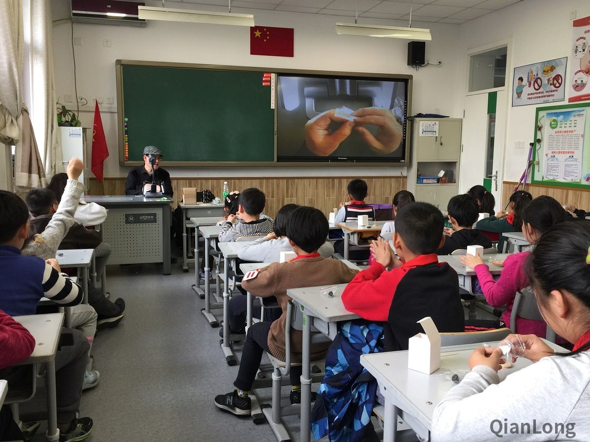 311月28日下午，东城区非遗“心手相传”系列活动走进北京市培新小学，“风筝”、“秸秆扎刻”、“毛猴”、“宫灯”、“堂前燕”毽子、“绒鸟（绒花）”、“面人”七项东城区非物质文化遗产项目同时展开，非遗传承人们为同学们带来了既生动有趣又意义非凡的非遗体验课。