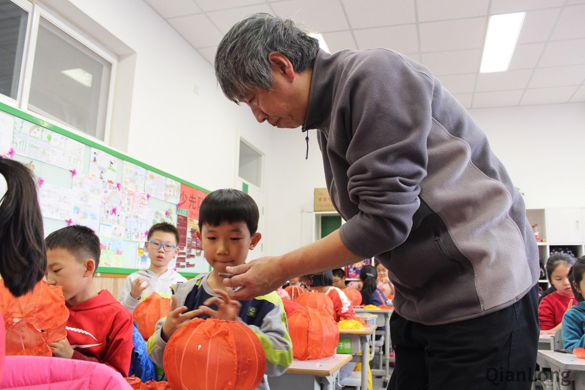 411月28日下午，东城区非遗“心手相传”系列活动走进北京市培新小学，“风筝”、“秸秆扎刻”、“毛猴”、“宫灯”、“堂前燕”毽子、“绒鸟（绒花）”、“面人”七项东城区非物质文化遗产项目同时展开，非遗传承人们为同学们带来了既生动有趣又意义非凡的非遗体验课。