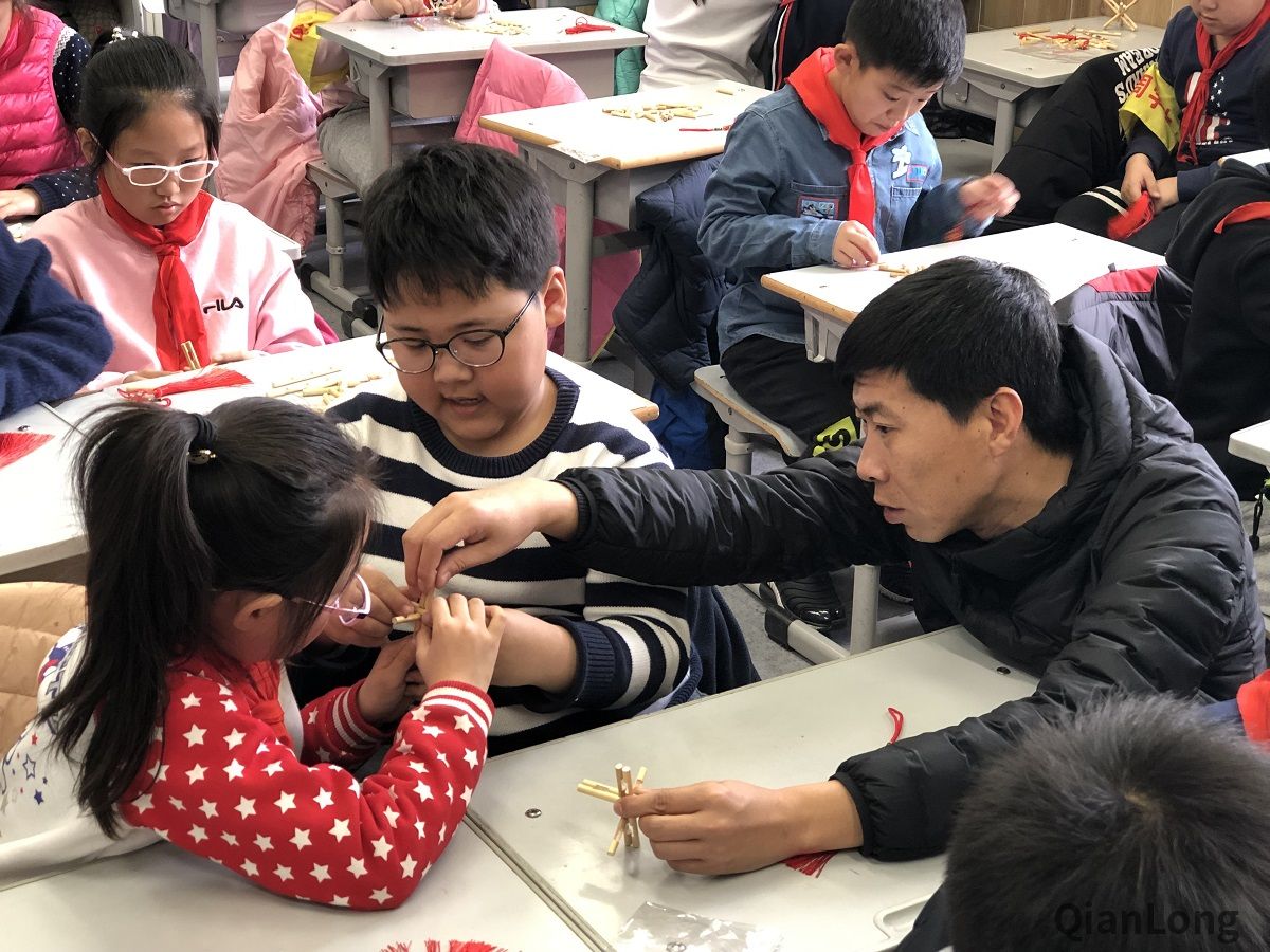 511月28日下午，东城区非遗“心手相传”系列活动走进北京市培新小学，“风筝”、“秸秆扎刻”、“毛猴”、“宫灯”、“堂前燕”毽子、“绒鸟（绒花）”、“面人”七项东城区非物质文化遗产项目同时展开，非遗传承人们为同学们带来了既生动有趣又意义非凡的非遗体验课。