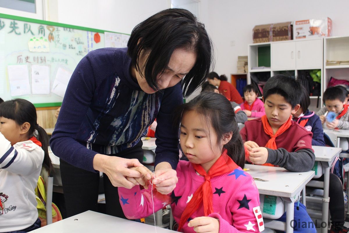 611月28日下午，东城区非遗“心手相传”系列活动走进北京市培新小学，“风筝”、“秸秆扎刻”、“毛猴”、“宫灯”、“堂前燕”毽子、“绒鸟（绒花）”、“面人”七项东城区非物质文化遗产项目同时展开，非遗传承人们为同学们带来了既生动有趣又意义非凡的非遗体验课。