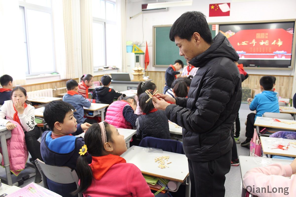 711月28日下午,东城区非遗“心手相传”系列活动走进北京市培新小学,“风筝”、“秸秆扎刻”、“毛猴”、“宫灯”、“堂前燕”毽子、“绒鸟(绒花)”、“面人”七项东城区非物质文化遗产项目同时展开,非遗传承人们为同学们带来了既生动有趣又意义非凡的非遗体验课。