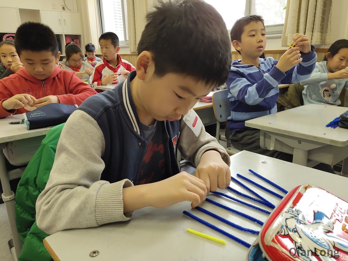 811月28日下午，东城区非遗“心手相传”系列活动走进北京市培新小学，“风筝”、“秸秆扎刻”、“毛猴”、“宫灯”、“堂前燕”毽子、“绒鸟（绒花）”、“面人”七项东城区非物质文化遗产项目同时展开，非遗传承人们为同学们带来了既生动有趣又意义非凡的非遗体验课。