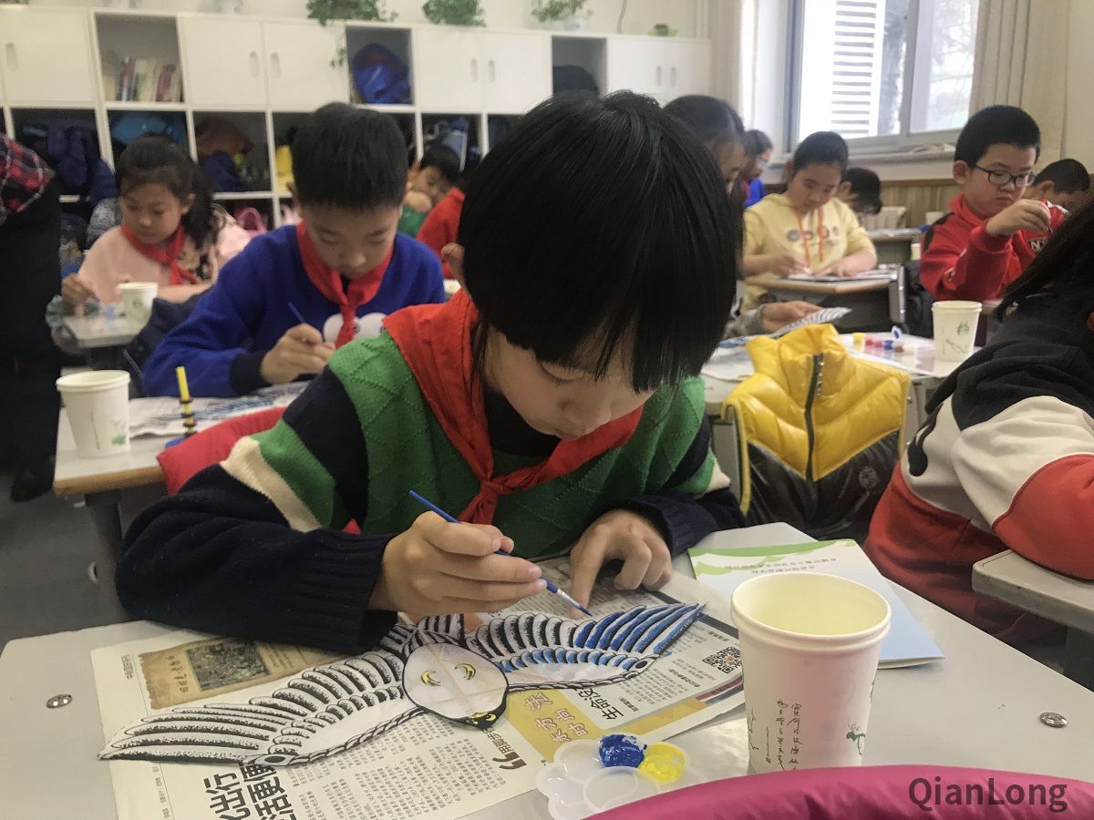 1011月28日下午，东城区非遗“心手相传”系列活动走进北京市培新小学，“风筝”、“秸秆扎刻”、“毛猴”、“宫灯”、“堂前燕”毽子、“绒鸟（绒花）”、“面人”七项东城区非物质文化遗产项目同时展开，非遗传承人们为同学们带来了既生动有趣又意义非凡的非遗体验课。