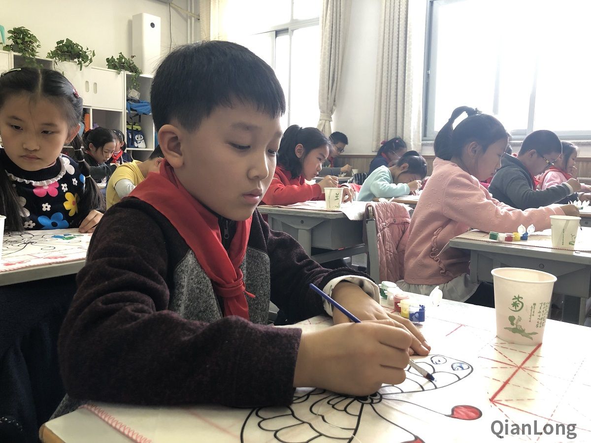 1111月28日下午，东城区非遗“心手相传”系列活动走进北京市培新小学，“风筝”、“秸秆扎刻”、“毛猴”、“宫灯”、“堂前燕”毽子、“绒鸟（绒花）”、“面人”七项东城区非物质文化遗产项目同时展开，非遗传承人们为同学们带来了既生动有趣又意义非凡的非遗体验课。