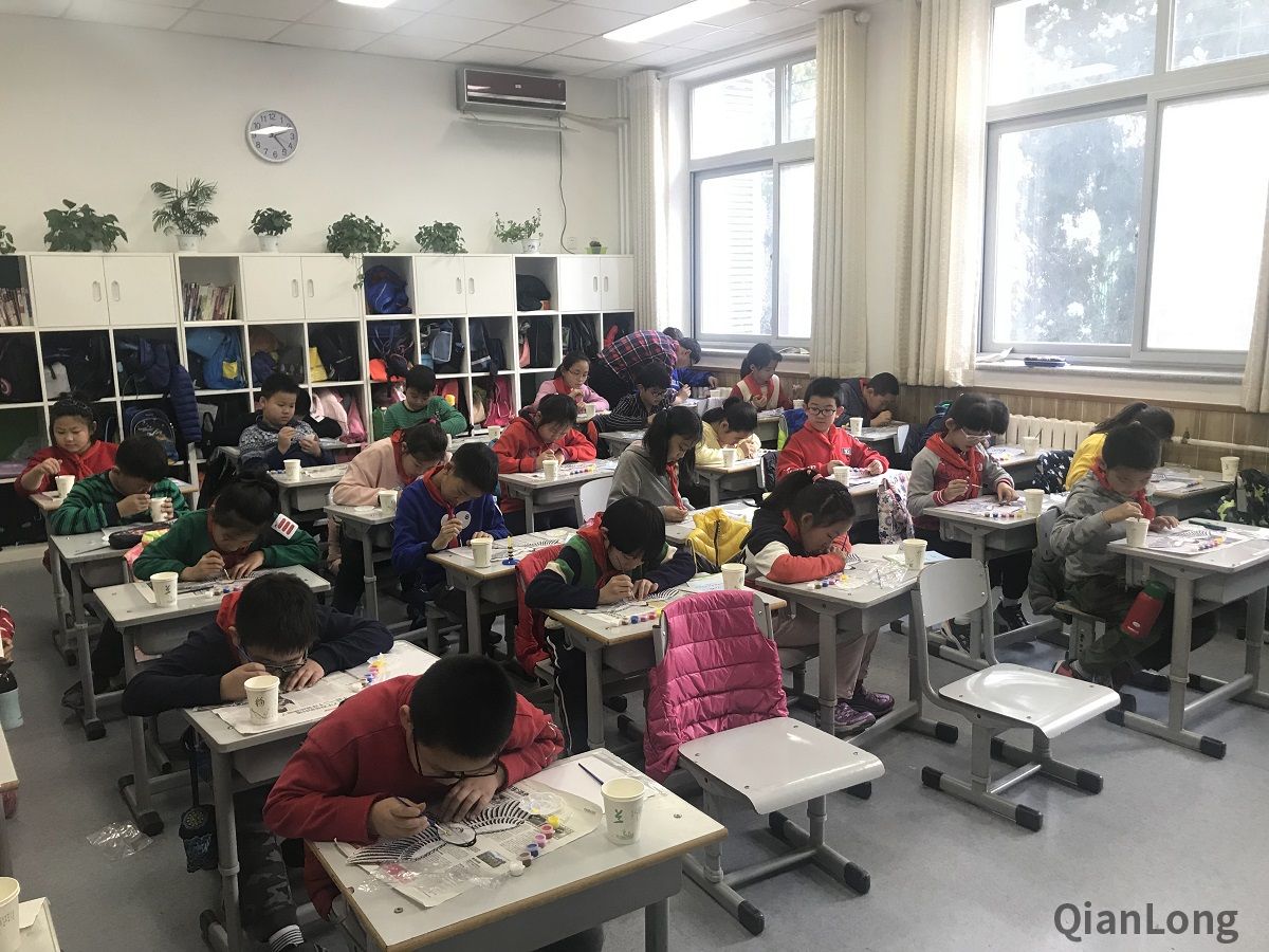 911月28日下午，东城区非遗“心手相传”系列活动走进北京市培新小学，“风筝”、“秸秆扎刻”、“毛猴”、“宫灯”、“堂前燕”毽子、“绒鸟（绒花）”、“面人”七项东城区非物质文化遗产项目同时展开，非遗传承人们为同学们带来了既生动有趣又意义非凡的非遗体验课。