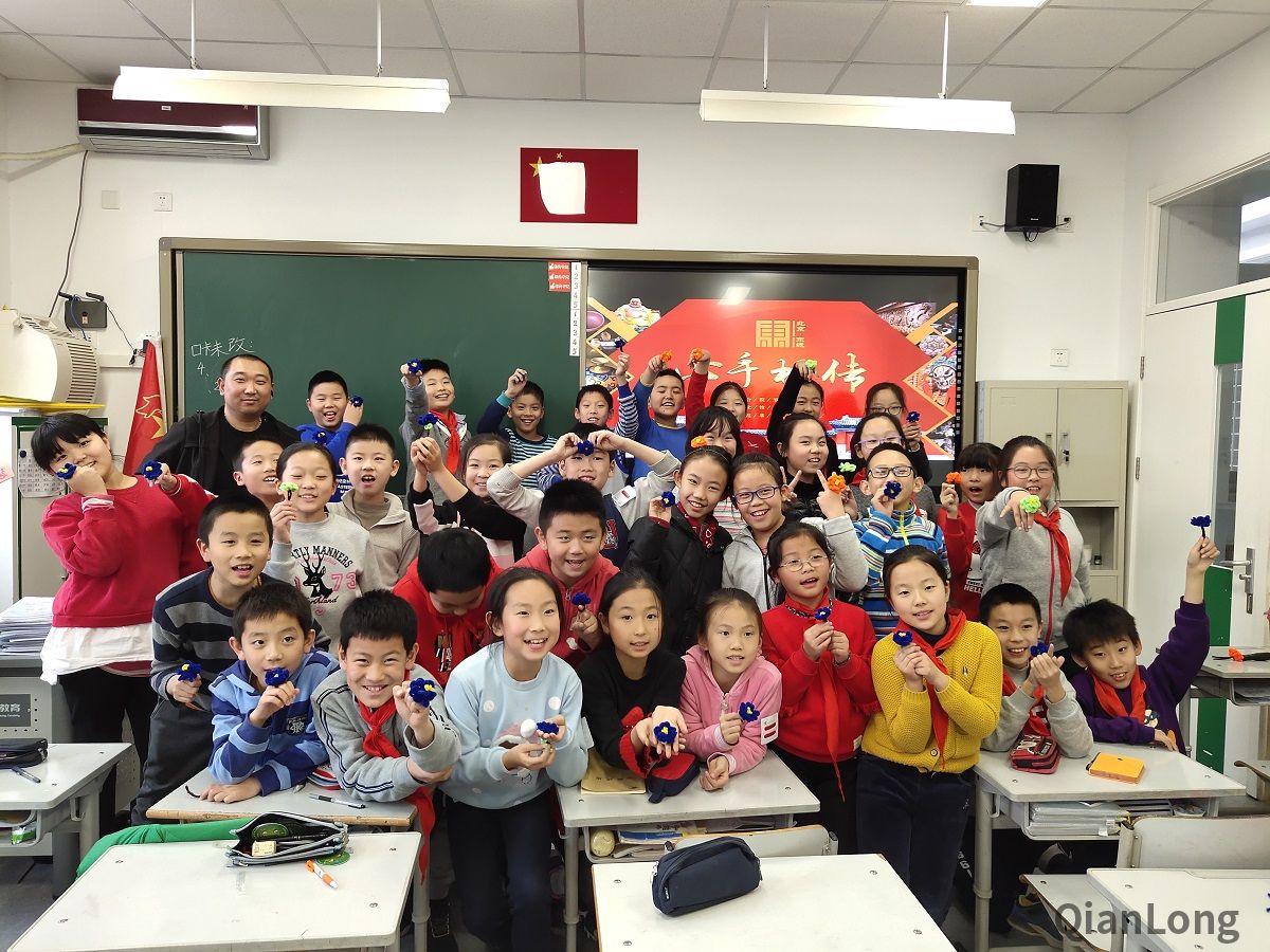 1211月28日下午，东城区非遗“心手相传”系列活动走进北京市培新小学，“风筝”、“秸秆扎刻”、“毛猴”、“宫灯”、“堂前燕”毽子、“绒鸟（绒花）”、“面人”七项东城区非物质文化遗产项目同时展开，非遗传承人们为同学们带来了既生动有趣又意义非凡的非遗体验课。