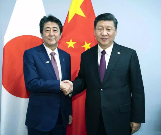 ——会见日本首相安倍晋三，指出双方要建设性地把握好中日关系发展方向，在中日四个政治文件原则基础上，共同开辟两国关系新前景。