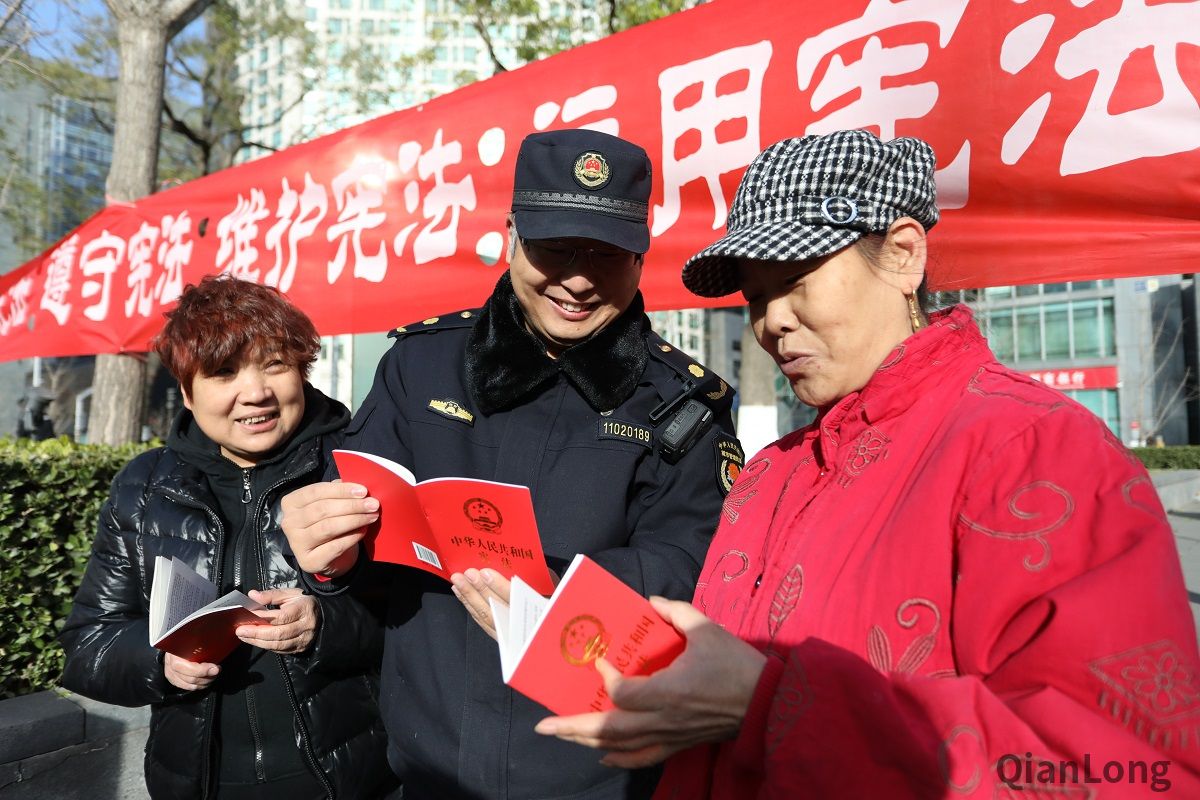 在我国第五个国家宪法日，北京市西城区城管执法监察局通过多种形式开展了系列宪法日宣传活动传递 “依宪治国”、“依宪执政”的理念。金融街执法队队员和市民共同学习宪法