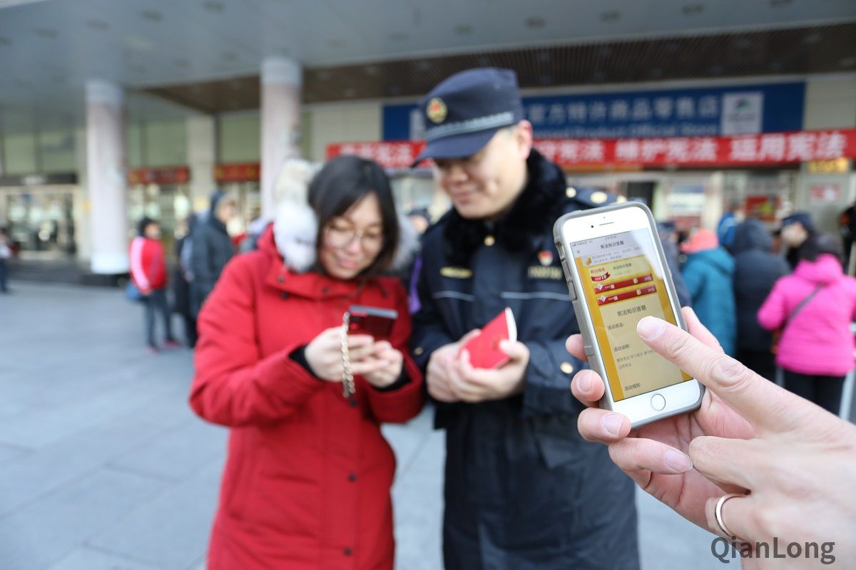 在我国第五个国家宪法日，北京市西城区城管执法监察局通过多种形式开展了系列宪法日宣传活动传递 “依宪治国”、“依宪执政”的理念。西长安街第二执法队队员通过微信公众号与市民进行宪法知识竞答互动