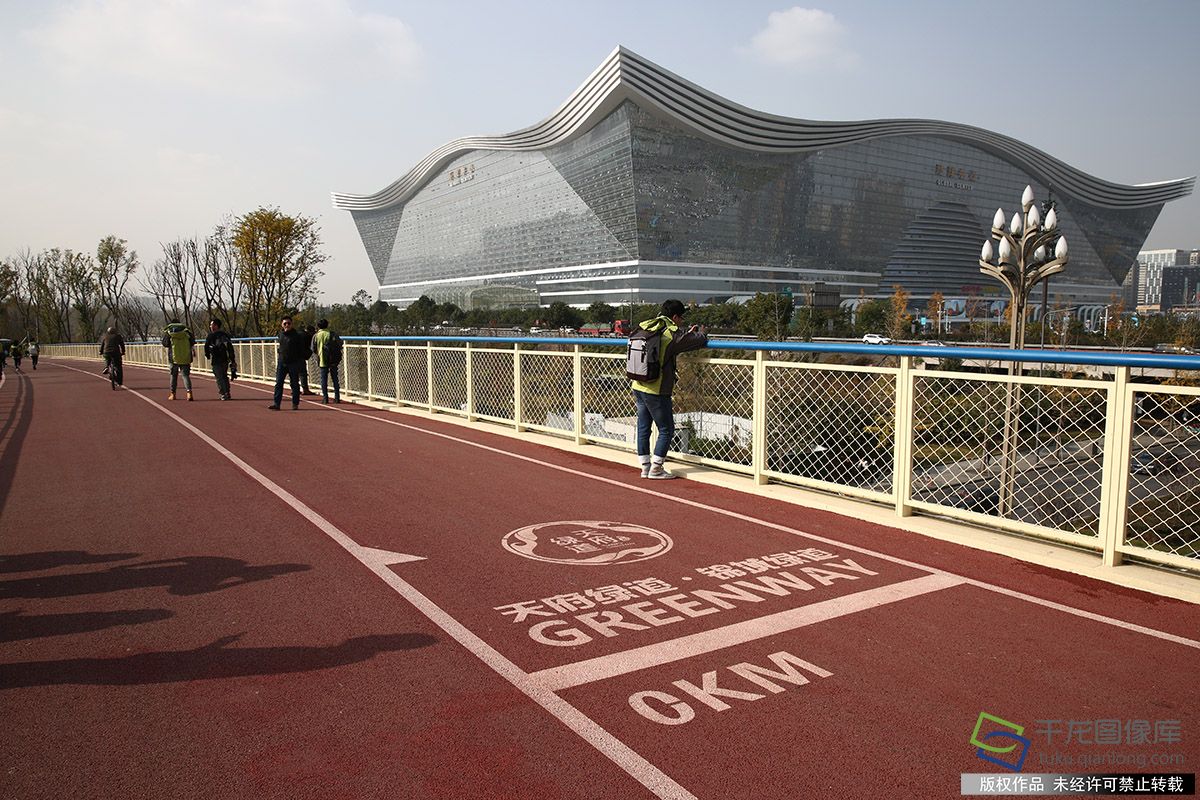 “无人机+直升机”俯瞰成都生态新名片