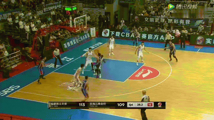 动图1:王哲林拿下关键后场篮板