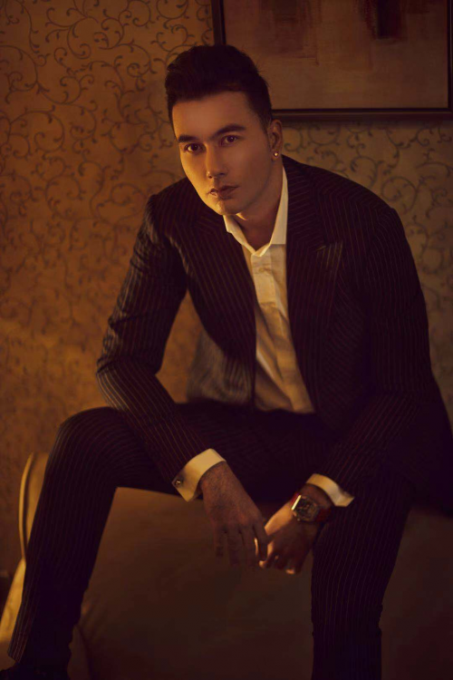 黄志玮一身西装大展绅士之风 中青影展上的高