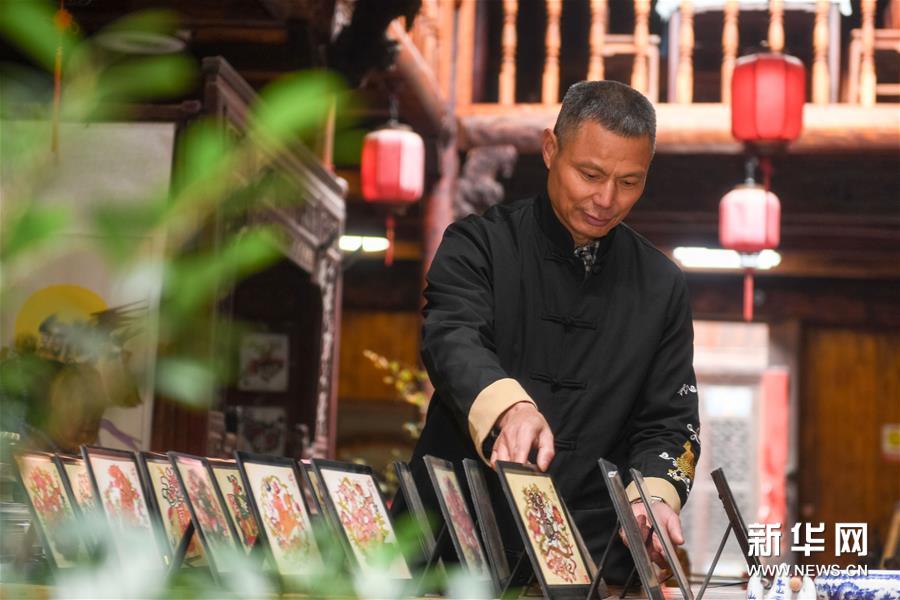 (图片故事)(3)何泽华:希望将皮影戏传承下去