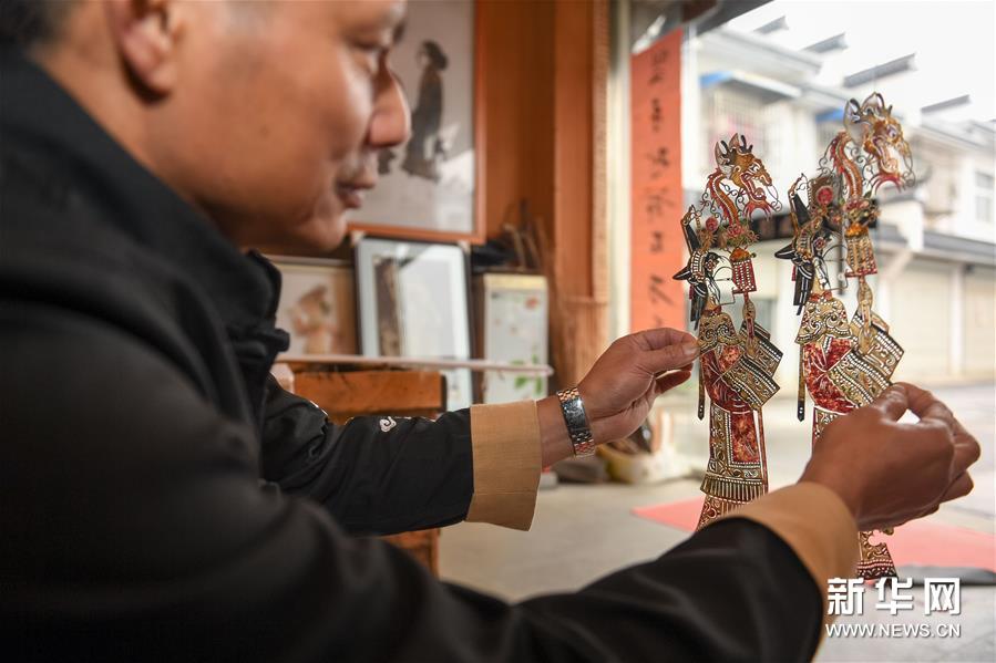 （图片故事）（1）何泽华：希望将皮影戏传承下去
