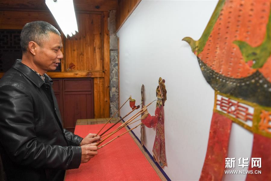 (图片故事)(2)何泽华:希望将皮影戏传承下去