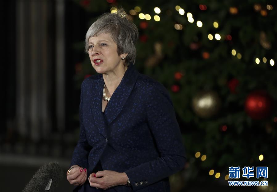 12月12日，在英国伦敦首相府，英国首相特雷莎·梅在不信任投票中过关后发表讲话。 英国首相特雷莎·梅12日晚在保守党对她举行的不信任投票中过关，留任保守党领袖及英国首相。 新华社记者韩岩摄