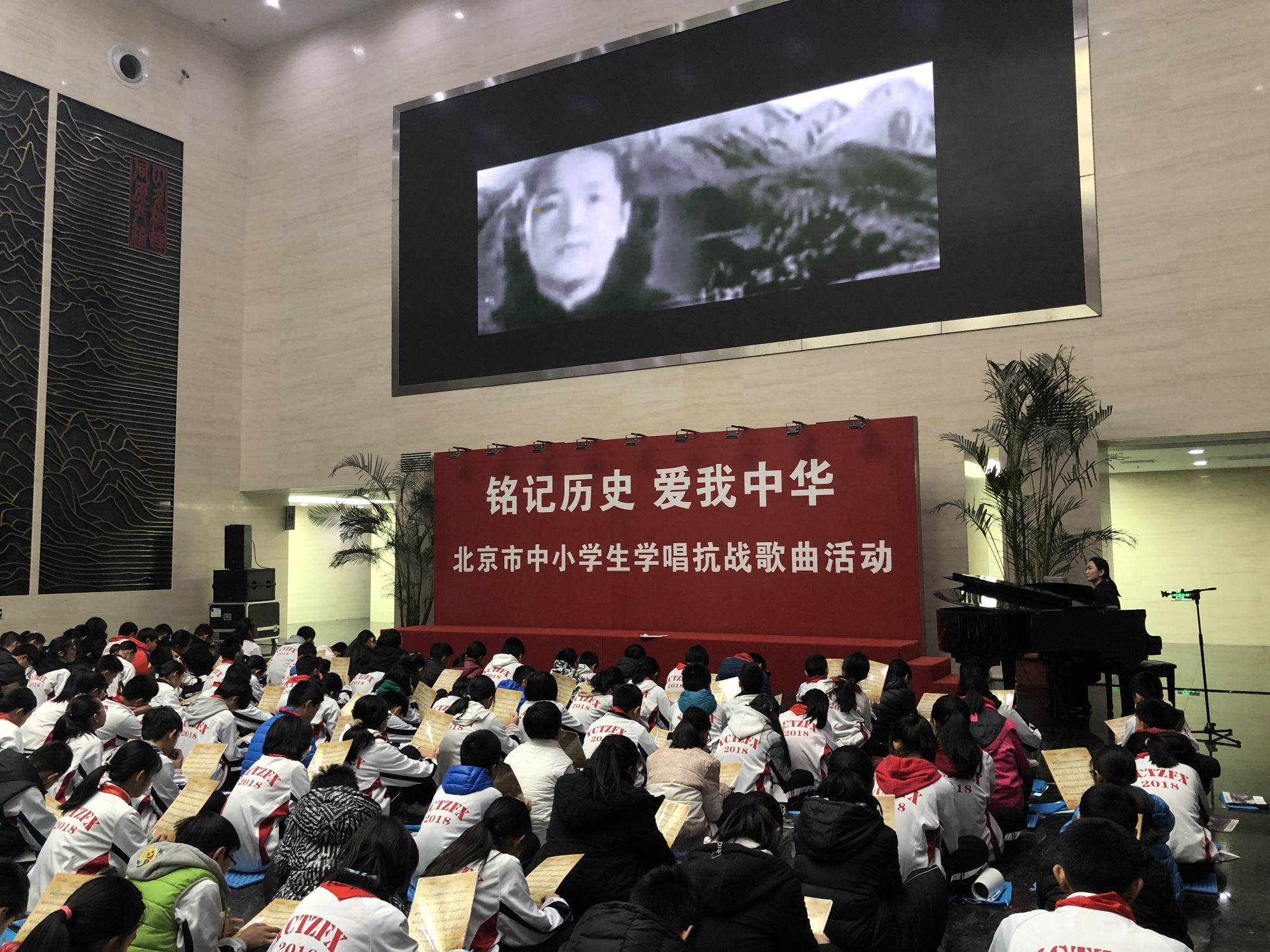 缅怀英烈志 奋进新时代