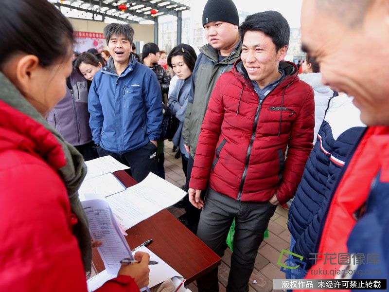 2月16日，北京市怀柔区人保局在雁栖镇举办&ldquo;促进就业增收 助力精准扶贫&rdquo;专场就业招聘会。图为应聘者正在填写&ldquo;入职表格&rdquo;。（图片来源：tuku.qianlong.com）。卜向东摄 千龙网发