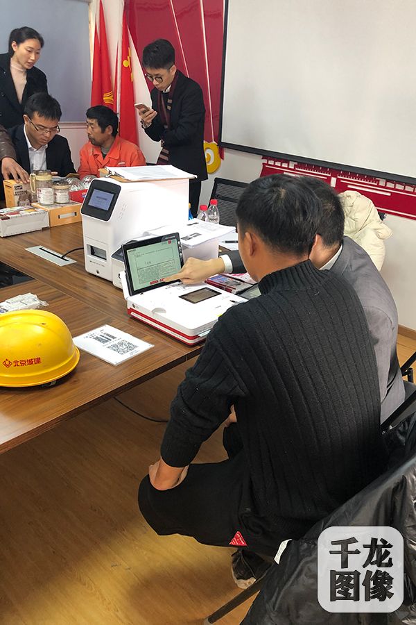 据介绍，此次项目工行成立了总分支行及专属网点的四级联动服务团队。工行开发区支行作为承担批量办理“农民工薪金保险保障卡”及代发工资的具体实施单位，在总分行的指导和政策支持下，与开发区建设发展局紧密配合，在资源上全力投入，历经两个多月的系统对接、卡面设计制作、职能沟通协调等多个环节，成功实现了首批187张农民工薪金保险保障卡的发放和启用卡片的工资代发。