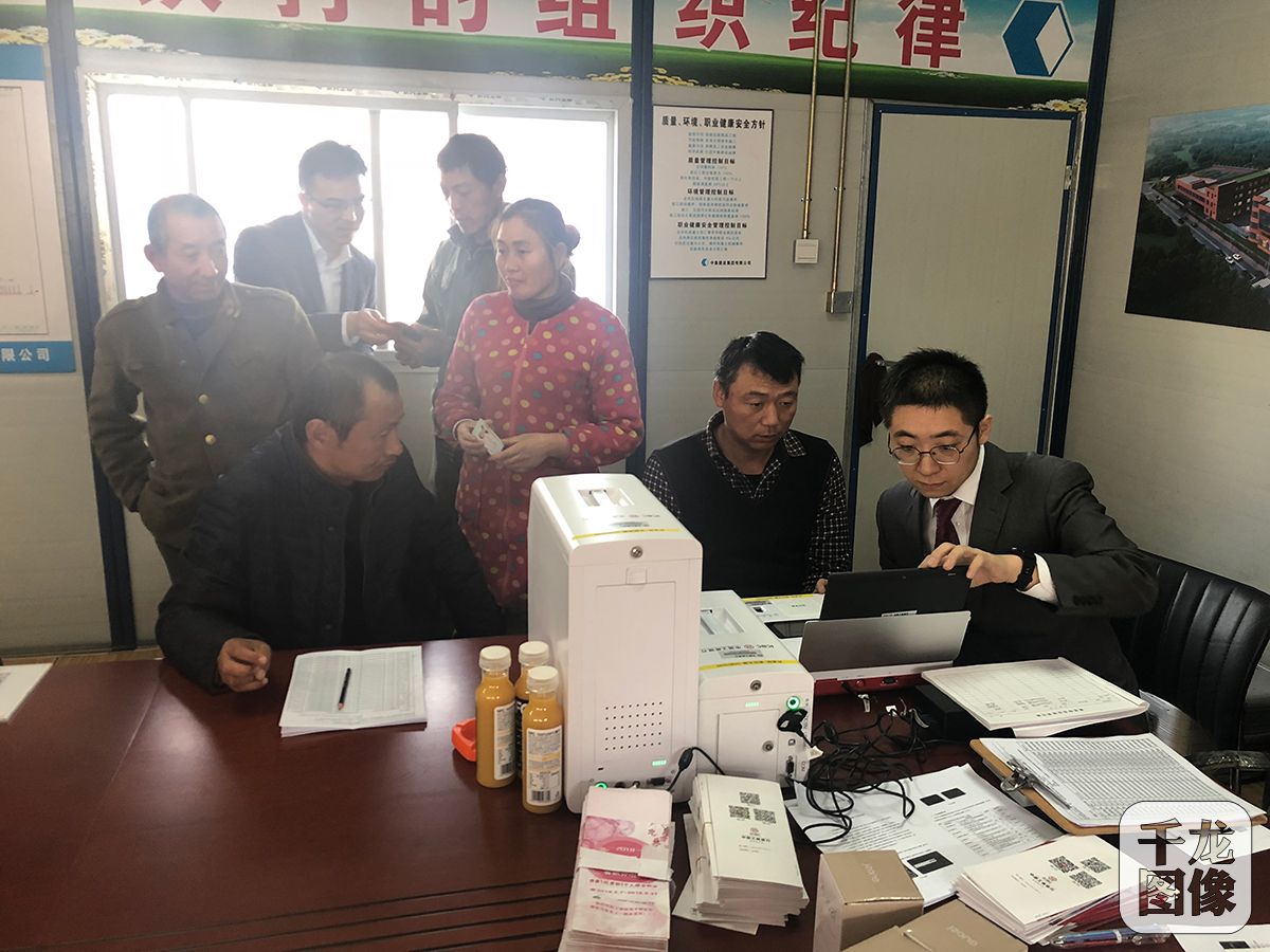 近日，来自北京经济技术开发区某地块数十名农民工客户领到了属于自己的“农民工薪金保险保障卡”和首笔工资，也标志着工商银行与北京经济技术开发区管委会联合推进农民工保障工作的又一试点成功。该卡由中国工商银行北京分行与中国人民健康保险股份有限公司北京分公司联名发行，是农民工劳务管理工作的一次重要创新和有益实践。