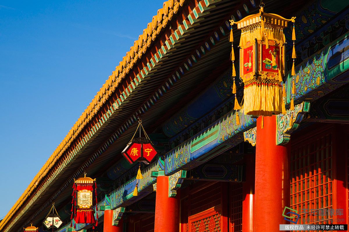 北京图见|挂灯贴春联 宫里头过新年啦!