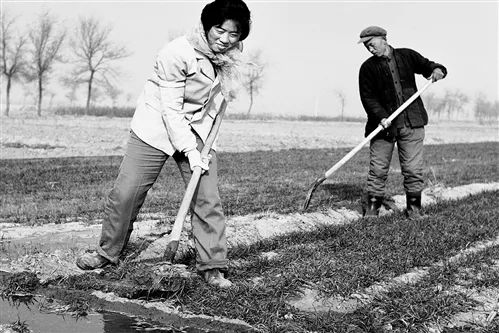 太震撼！“草根摄影师”镜头下的四十年乡土巨变 