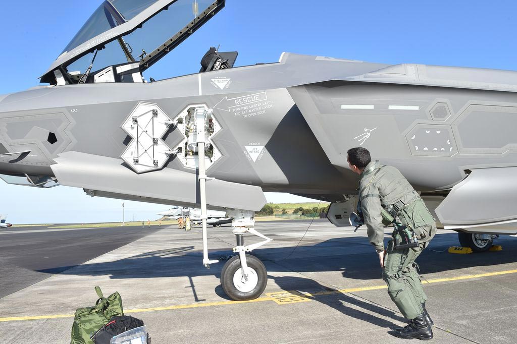 专家解析战机隐身涂料:不需要飞一次就得涂一