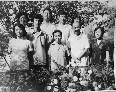 编者按：丰台新闻发声人工作，是丰台区融媒体中心在推动区域媒体融合过程中进行的一项创新实践。广泛动员和鼓励社区群众参与到基层宣传工作中来，发现身边有“温度”的人，讲述社区有“鲜度”的事，让更多的基层群众成为新时代传播正能量的“网红”。与政府新闻发言人不同，丰台新闻发声人主要由社区干部和社区群众组成。在丰台区东高地街道就有30多名新闻发声人活跃在社区的各个角落，发现美，传播美。2018年底，丰台区融媒体中心在全区21个街乡镇106个社区（村）动员选拔了近300名新闻发声人，集中开展融媒体宣传业务培训。2019年，丰台新闻发声人将一起发声，传播社会正能量。