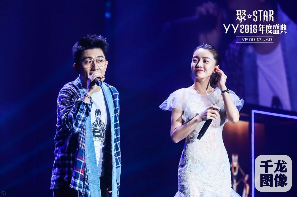 主播崔阿扎与金志文合唱《远走高飞》