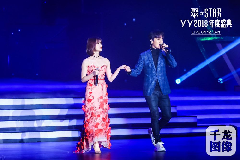 主播苏姗姗与陆虎合唱《看月亮爬上来》