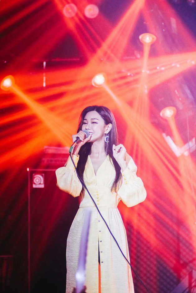 拿下年度女主播榜首 单月吸粉700万 张禾禾现